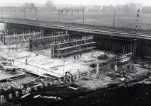 169144 Gezicht op de in aanbouw zijnde Spinozaweg en het nieuwe N.S.-station Rotterdam Lombardijen te Rotterdam.